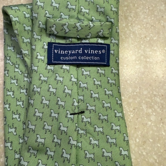 Vineyard Vines Green Horse Print Silk Tie Elegant and Fun Accessory - Picture 2 of 5